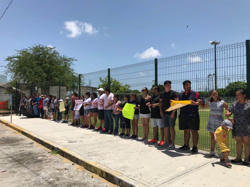 Defienden con cadena humana espacio para tochito
