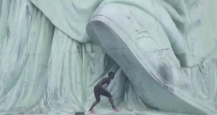 Mujer que protestó arriba de la Estatua de la Libertad tomó literalmente las palabras de Michelle Obama