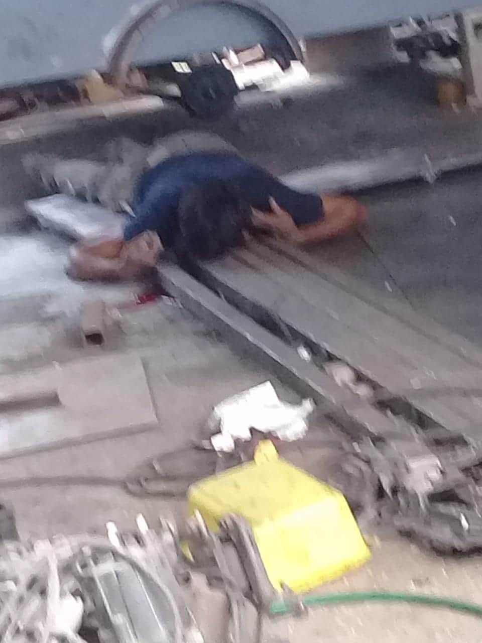 Matan mecánico y huyen