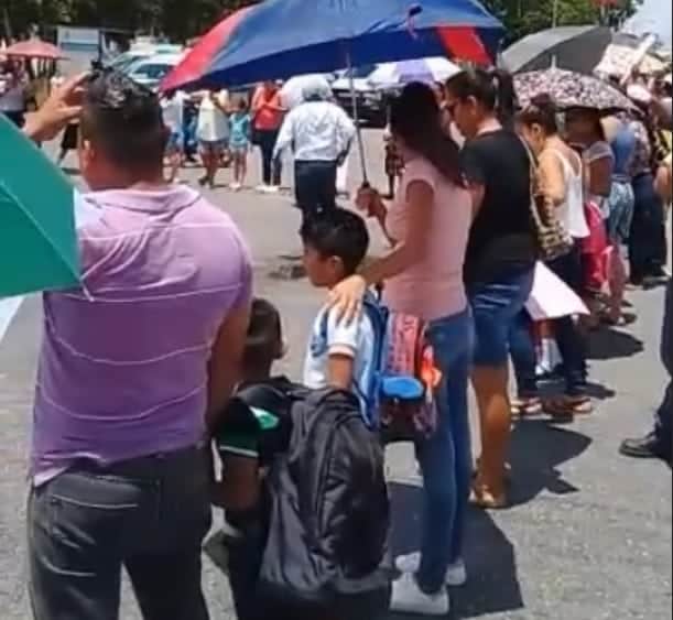 Cierran avenida en Villas del Sol por falta de maestros