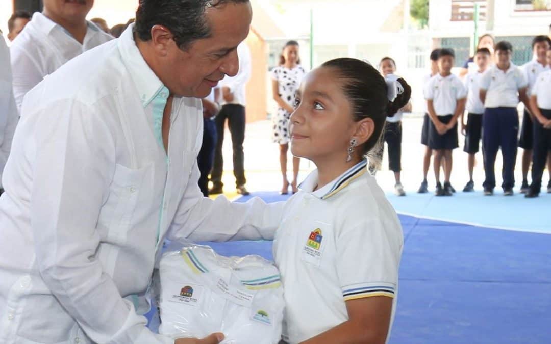 Carlos Joaquín entrega uniformes y útiles escolares por segundo año consecutivo