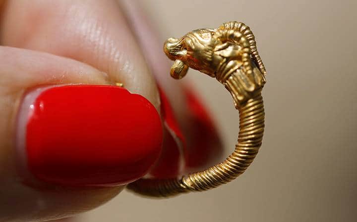 Encuentran arete de oro con más de 2,200 años de antigüedad