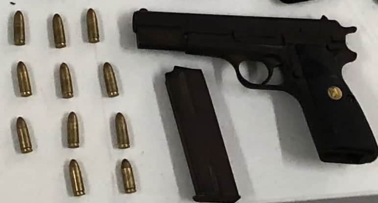 Detienen a tres personas con 87 dosis de droga y un arma