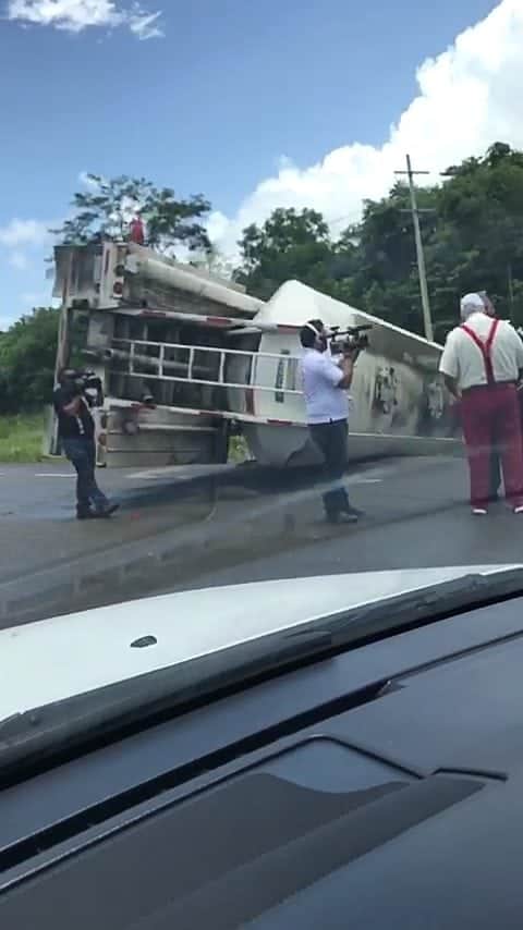 Camión de carga se sale de la carretera