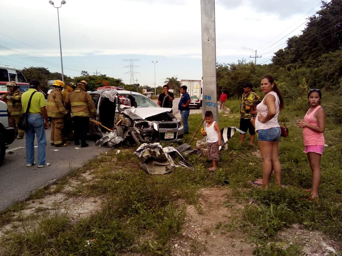 Mujer evita choque con auto pero su copiloto queda prensada