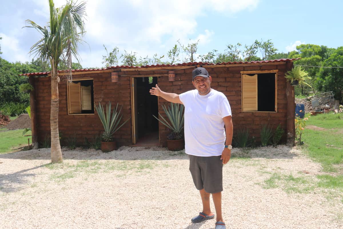 Construyen la primera casa con sargazo