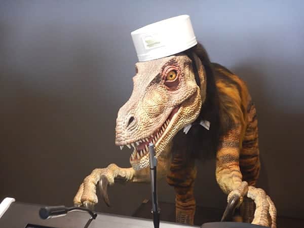 Conoce el curioso hotel donde los recepcionistas son dinosaurios