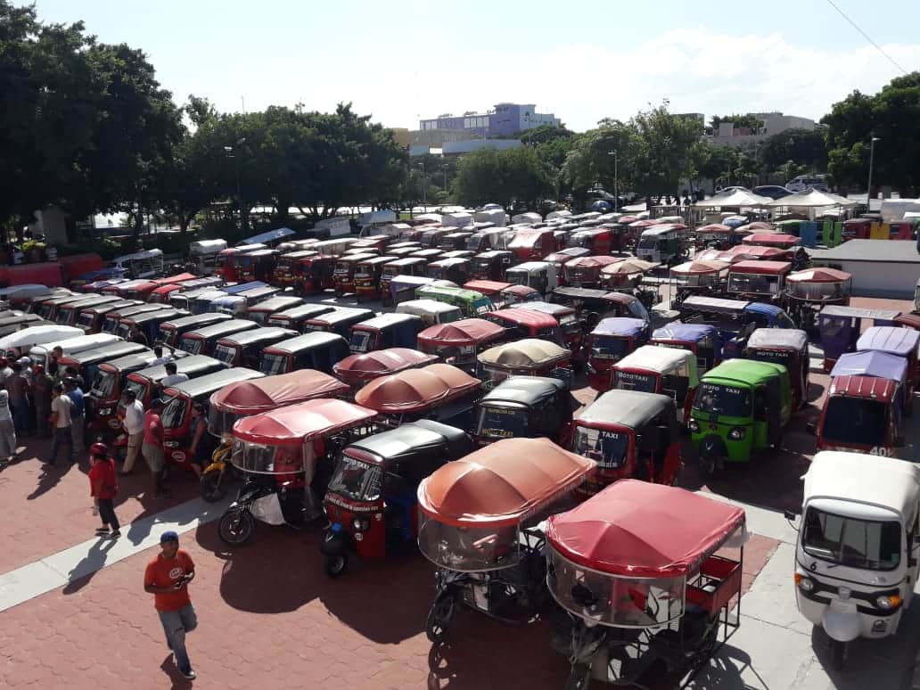 Mototaxistas de Cancún gritan "basta" de abusos de taxistas con caravana