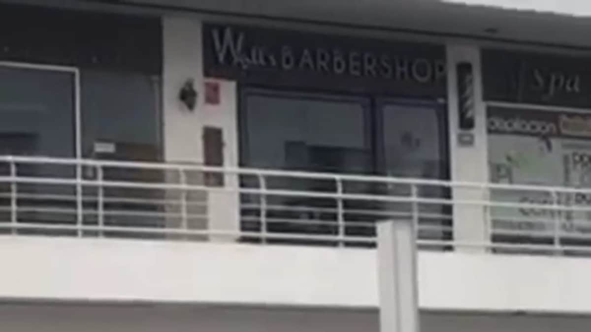 Hallan cuerpo afuera de Wall’s Barber Shop en la plaza Real Kabah