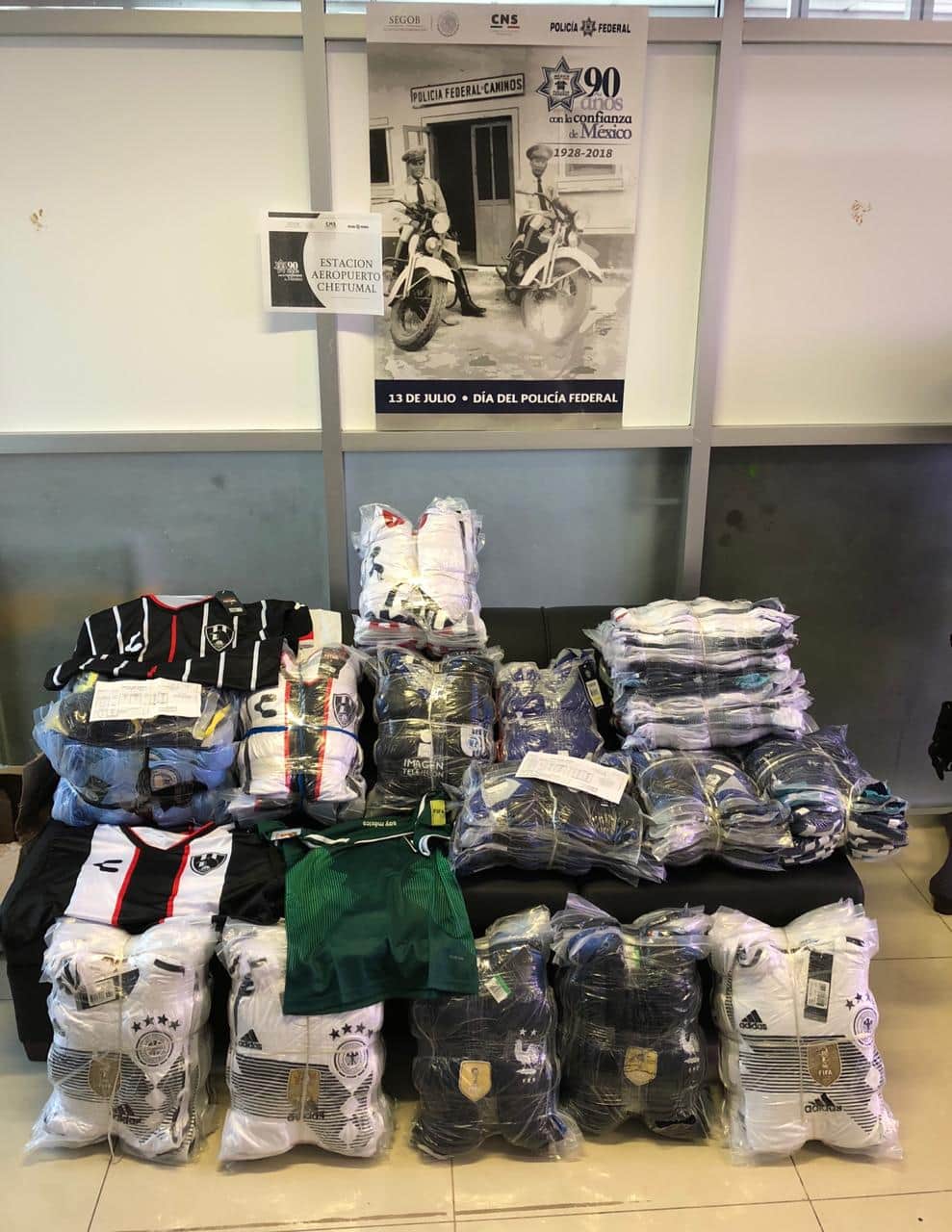 Aseguran en aeropuerto de Chetumal paquetes de uniformes