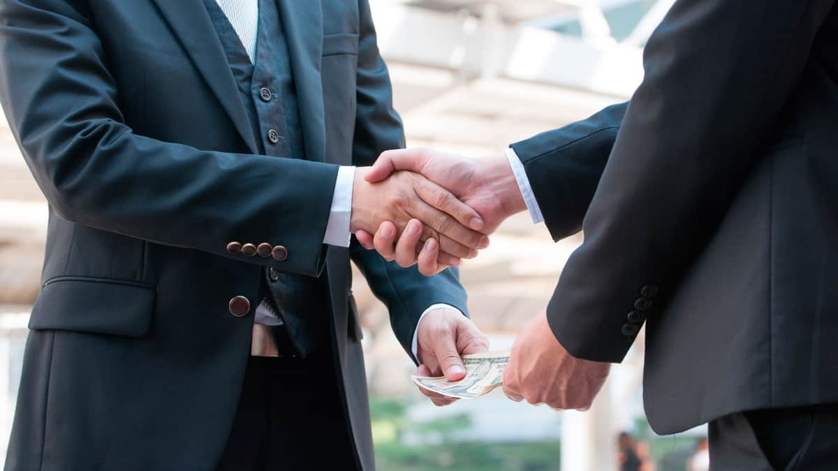 Exceso de trámites fomenta la corrupción, afirma contralora