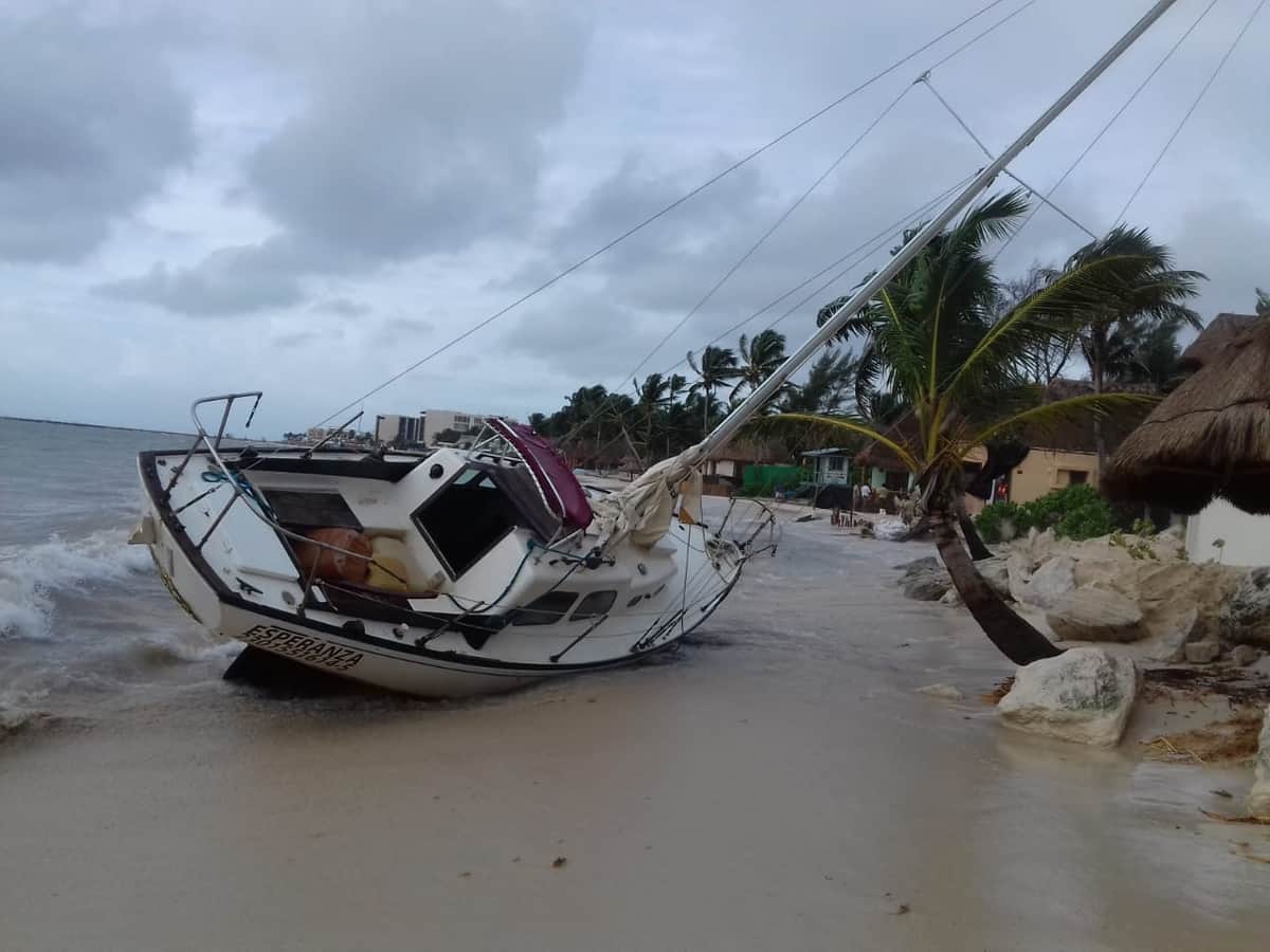 Encalla lancha en Playa del Carmen por fuerte oleaje