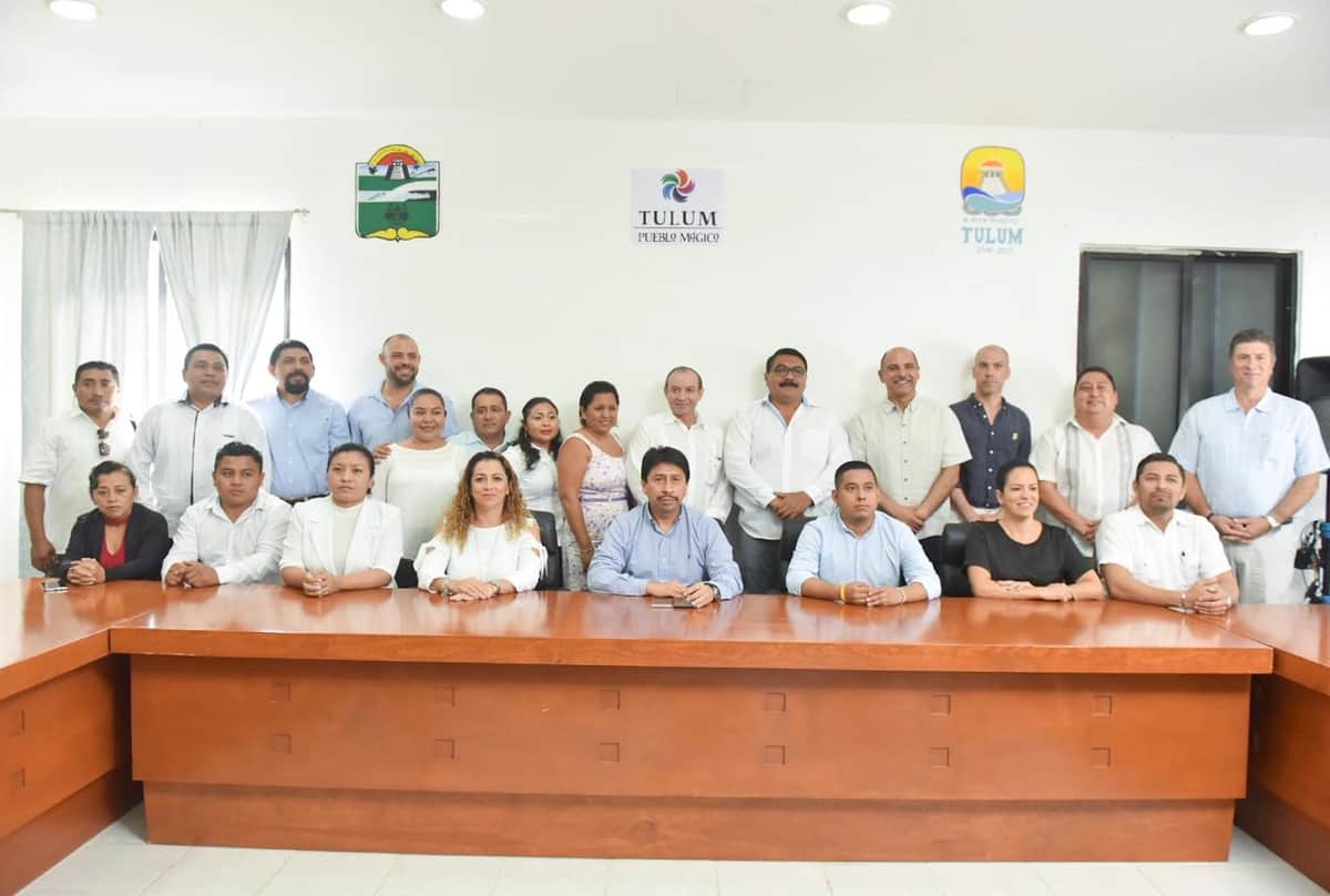 Presenta Víctor Mas Tah a su gabinete