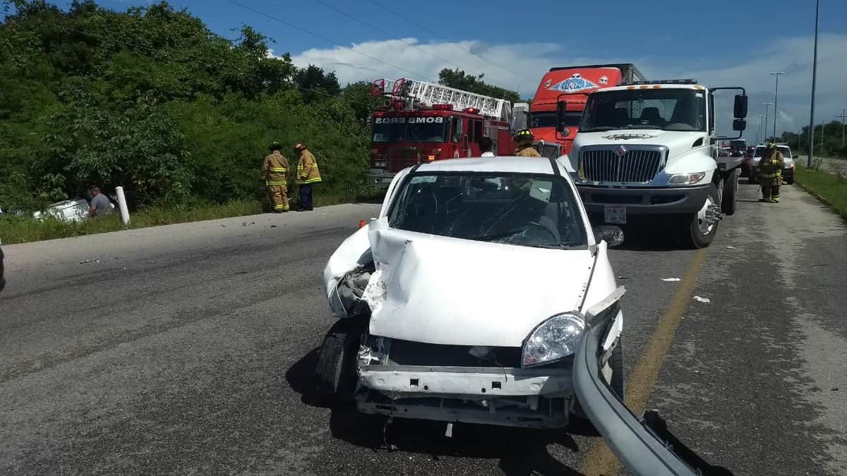 Automóvil lanza a taxista a la maleza en choque en Puerto Aventuras
