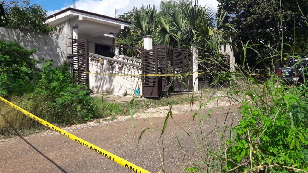 Roban casa de maestra mientras disfrutaba del desfile