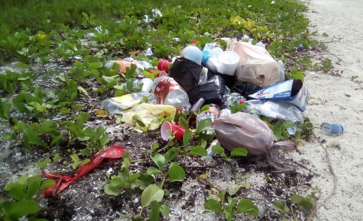 Galería: Bañistas tiran la basura en playas, pese existir botes