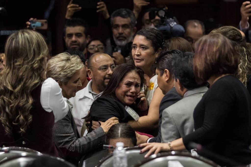 En plena sesión, avisan a diputada que su hija fue asesinada