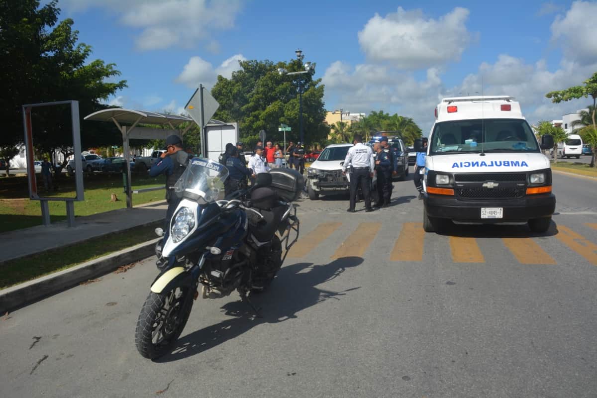 Chocan policías de Playa, pero logran agarrar a un par de ladrones