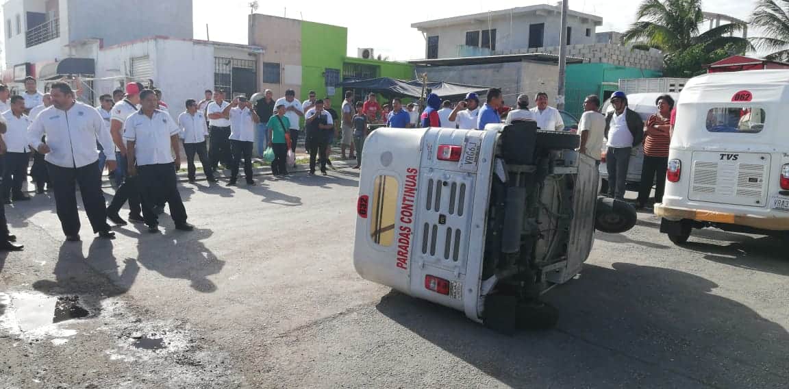 Protestan taxistas contra mototaxis en Playa del Carmen