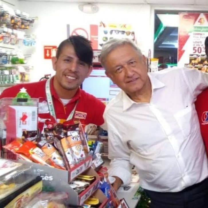 AMLO sorprende a empleados del OXXO con su visita
