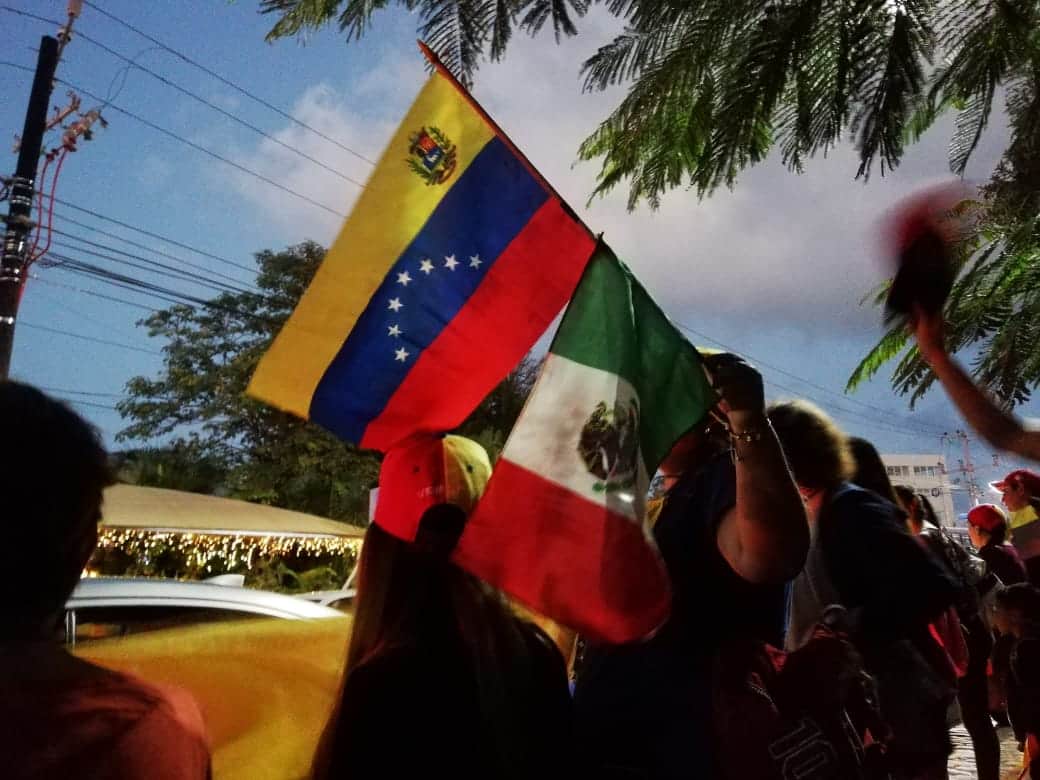 Venezolanos se manifiestan a favor de Guaidó en Cancún
