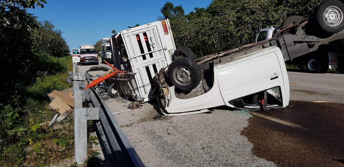 Choca y vuelca en la carretera a El Tintal