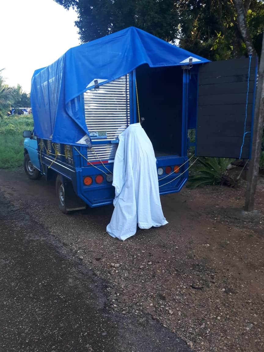 Anciano se ahorca de camión afuera de su casa en Bacalar