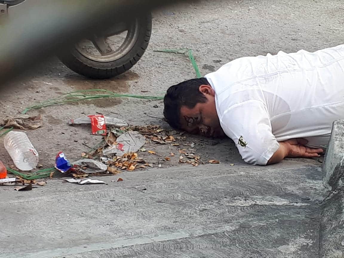 Taxista termina borracho y golpeado