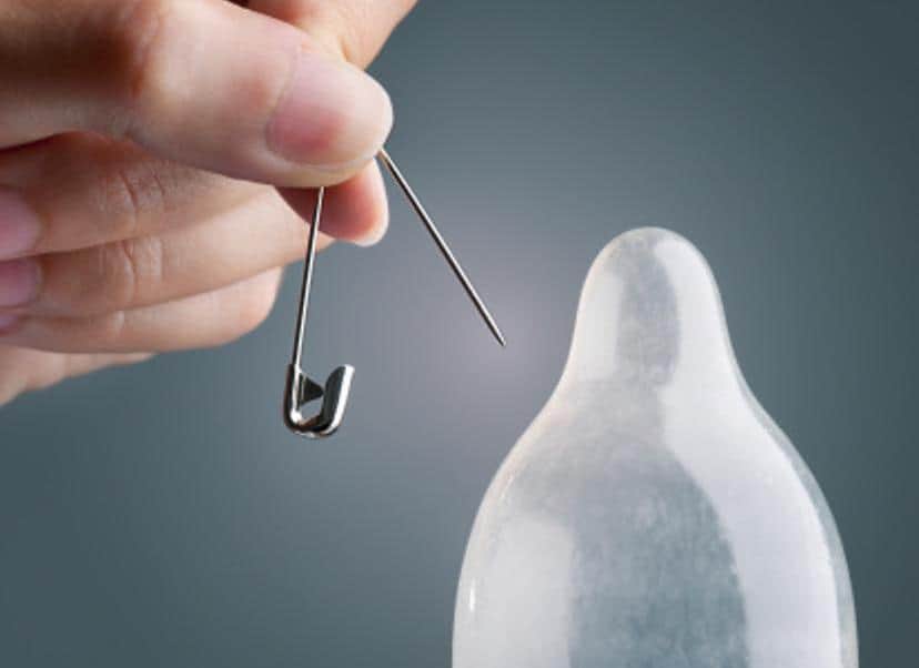 Madre ansiosa, perfora los condones de su hijo para tener un nieto