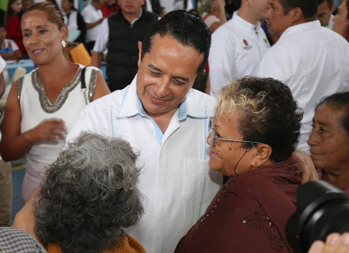 Carlos Joaquín apoya a más de 74 mil personas con caravanas de apoyo