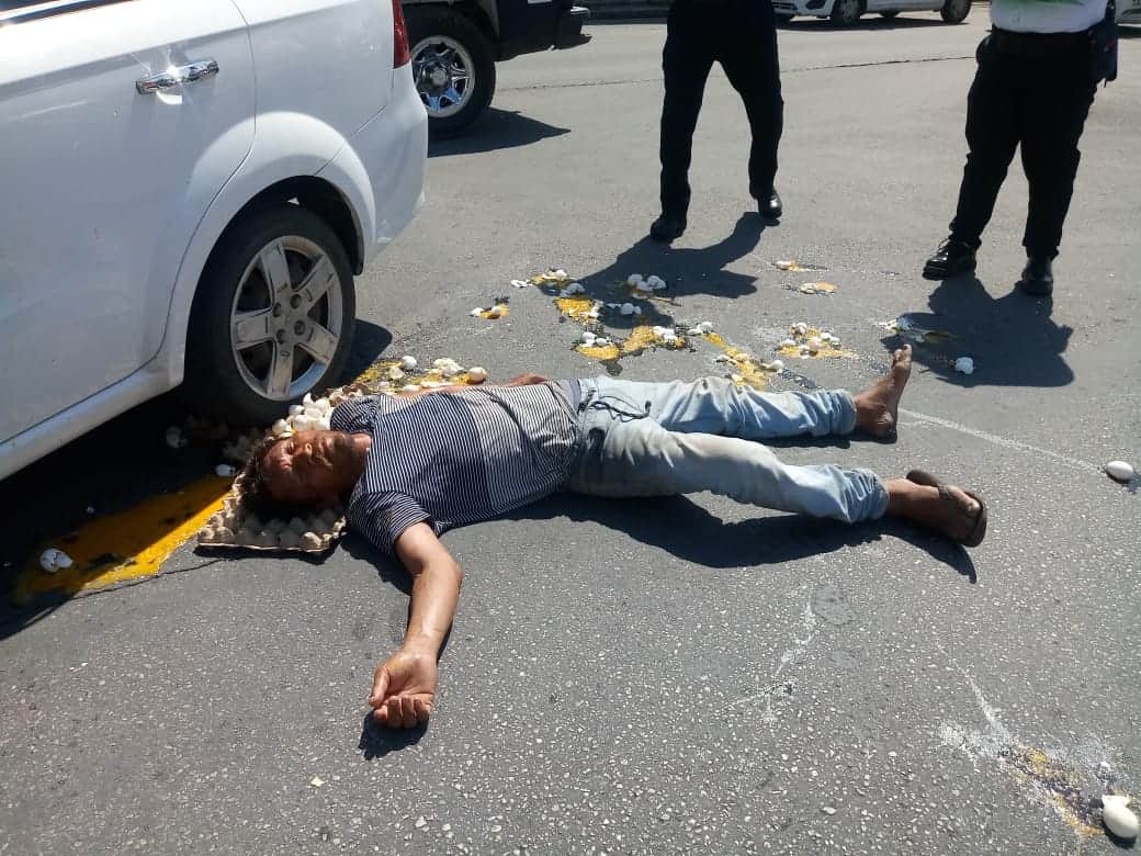 Policías piden a sujeto arrollado que se quite de la calle