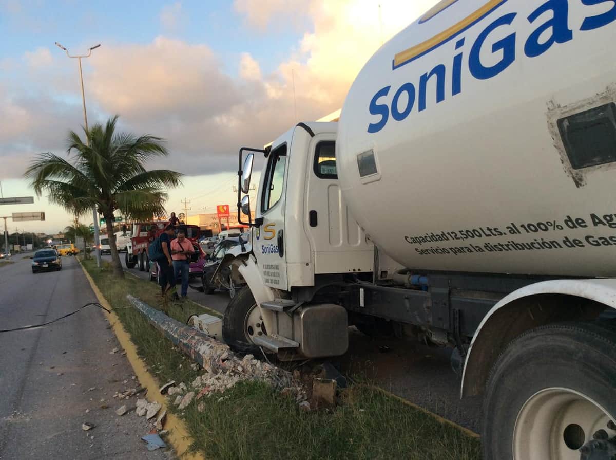 Pipa de gas tumba poste en el bulevar Playa del Carmen