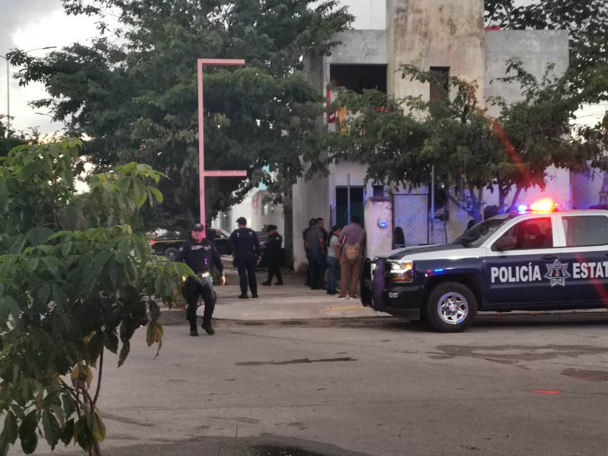 Residentes de fraccionamiento le disparan a un albañil