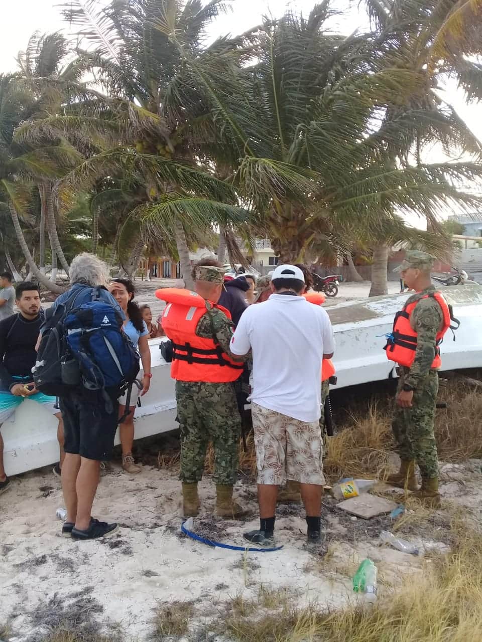Rescatan marinos a turistas canadienses
