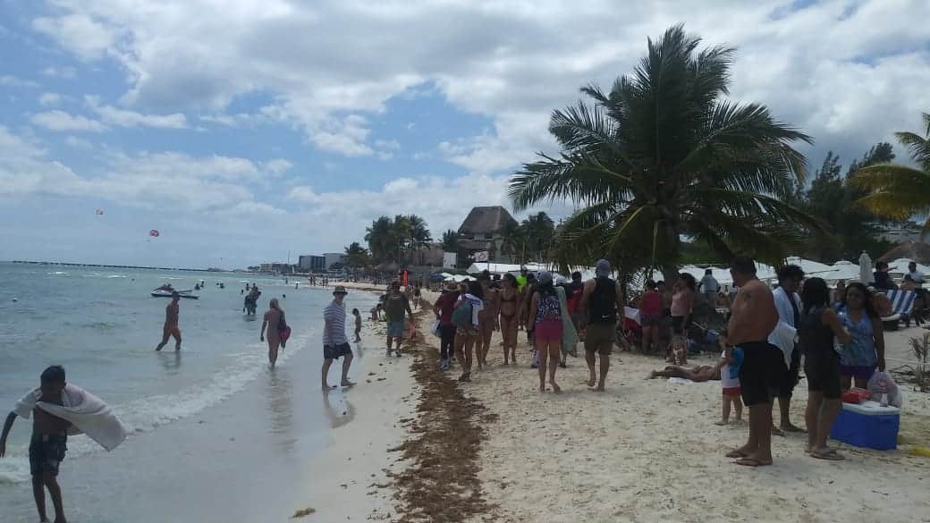 Aprovechan locales y turistas domingo caluroso para disfrutar de las playas