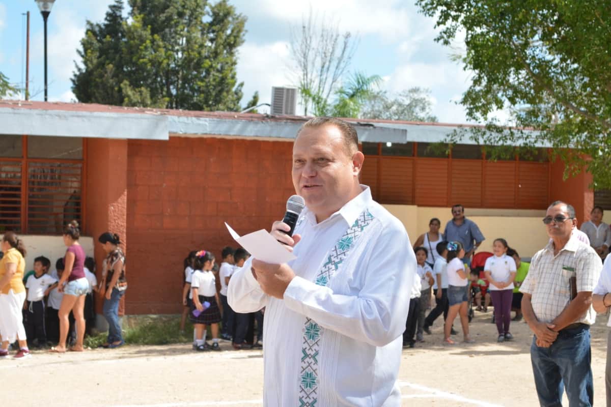 Inaugura José Esquivel espacio deportivo de la escuela primaria Benito Juárez