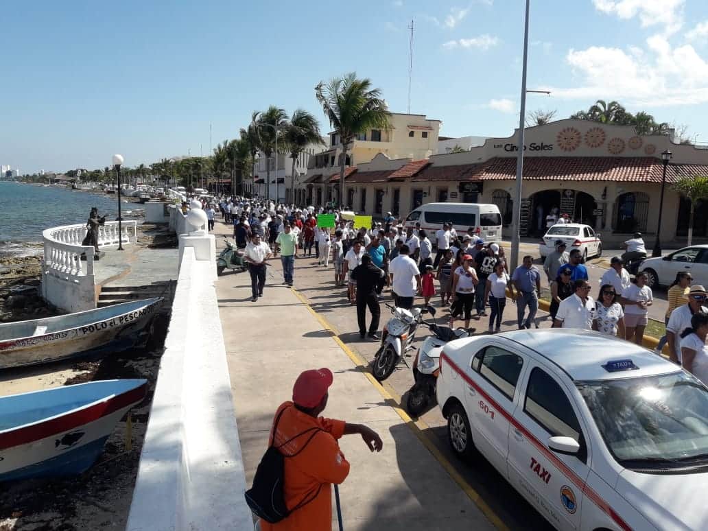 Protestan taxistas de Cozumel contra transportadoras federales