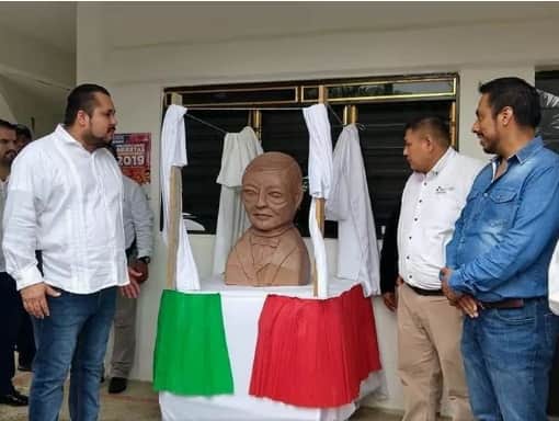 Busto de Benito Juárez parece sacado de "otro planeta"
