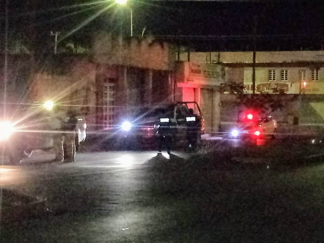 Presencia policiaca asusta a quienes intentaban colocar una "manta"