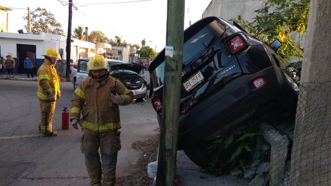 Conductora choca por pasarse el alto en Cozumel