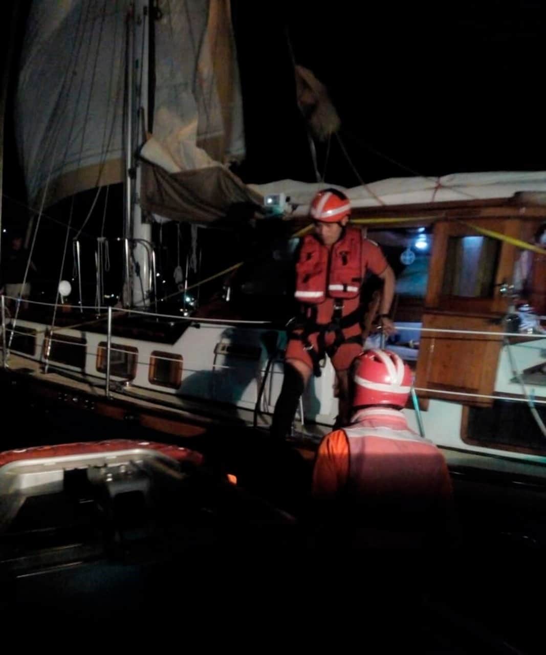 Rescata Marina a tres estadounidenses en alta mar