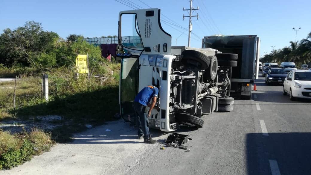 Choca van y camioneta en carretera Cancún-Playa