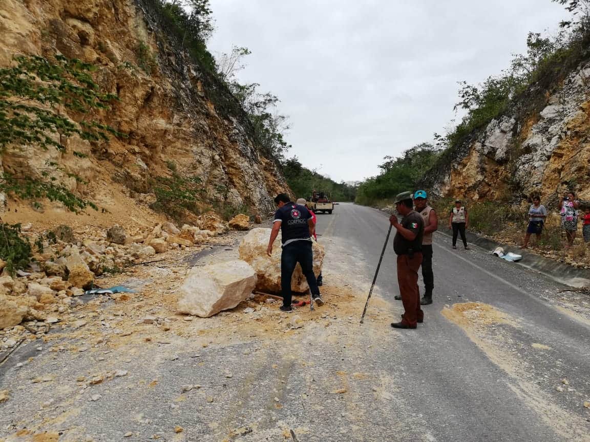 Liberan carretera por derrumbe en río Hondo