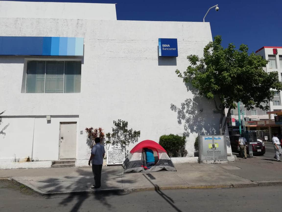 Maestra que denunció fraude de Bancomer, desiste de huelga de hambre