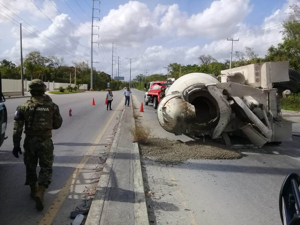 Vuelca camión cementero en Cancún