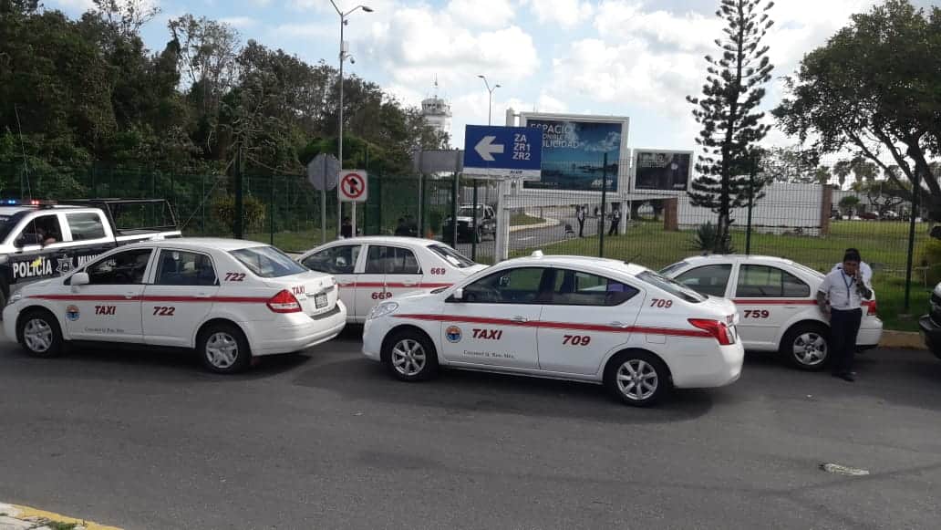 “Toman” taxis el aeropuerto de Cozumel y ofrecen corridas gratis