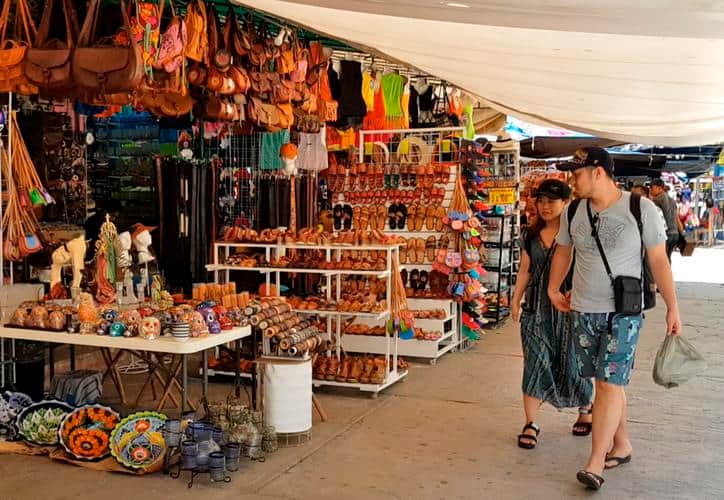 Turistas chinos se interesan por la cultura maya