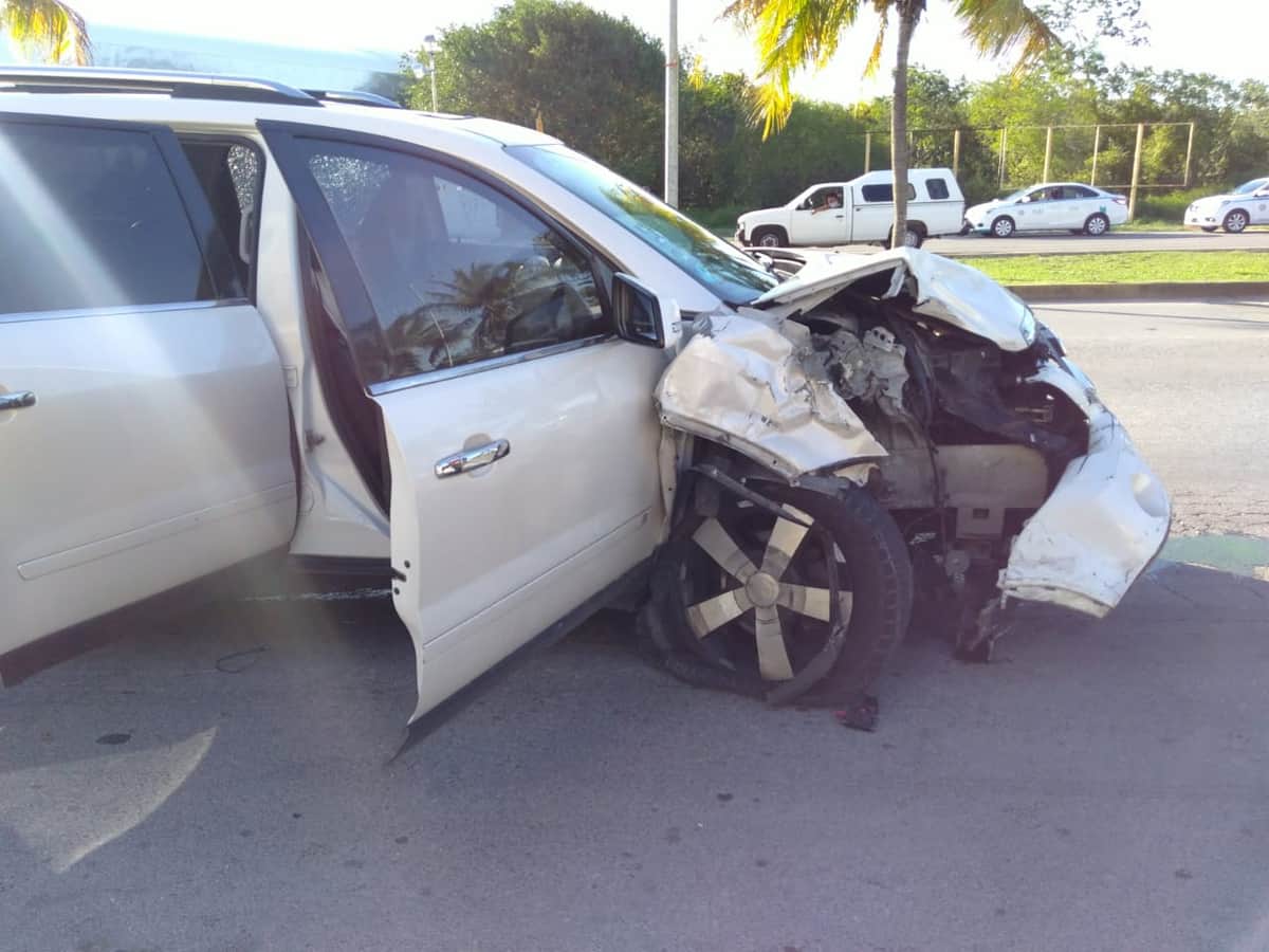 Persecución a balazos culmina en choque en Solidaridad