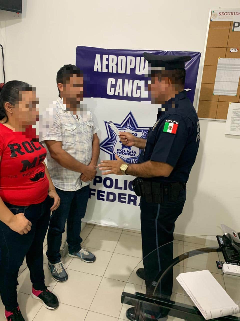 Detienen a salvadoreños en aeropuerto con credenciales falsas