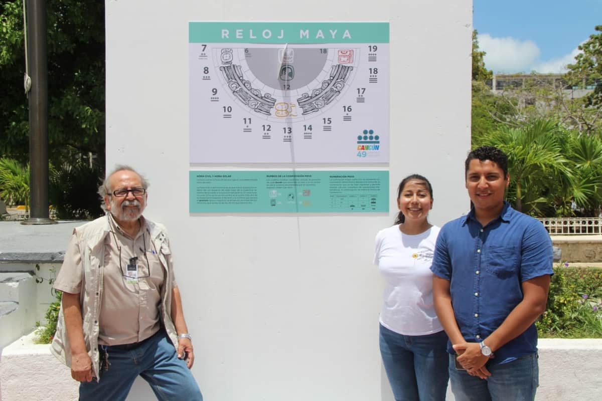 Reloj solar maya adorna la Plaza de la Reforma de Cancún